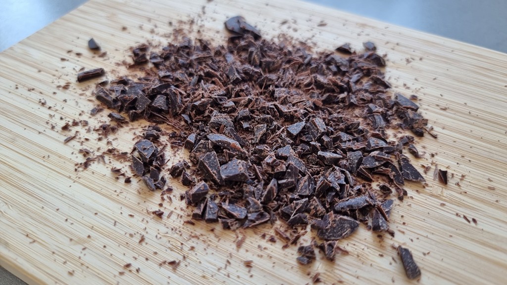 Hakkede sjokoladebter på ei trefjøl