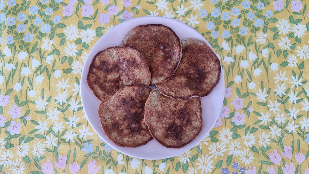 Bananlapper i en ring på en tallerken. Blomstrete duk under.